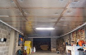 Panneau en laine de verre semi-rigide revêtu d'un surfaçage aluminium