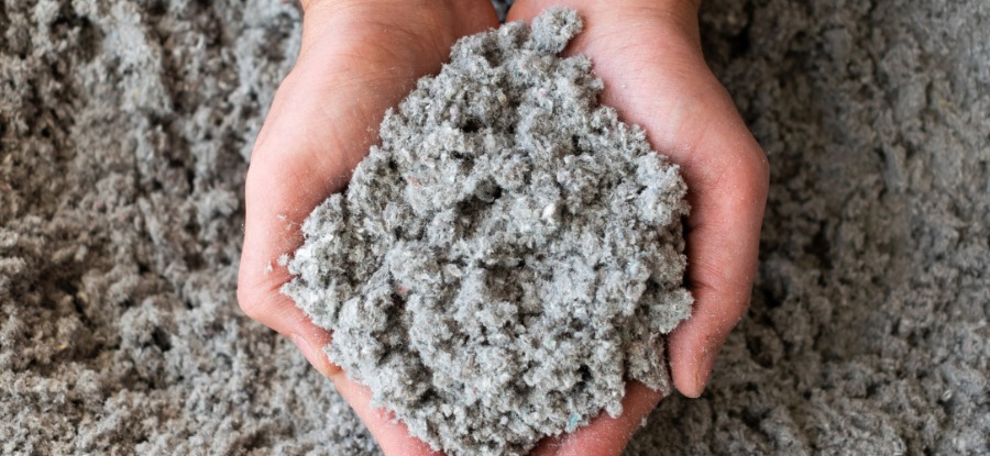 L’Isolation des Combles en Ouate de Cellulose : Une Solution Performante et Écologique